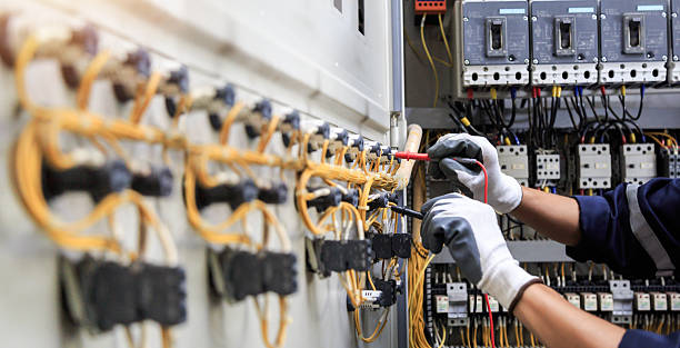 Professional Electrician technician working in Mentor, OH